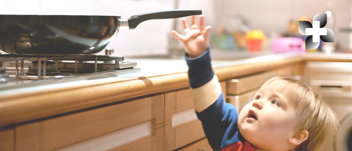 niño pequeño en la cocina, cerca de la estufa- medicina prepagada 5 escenarios vitales