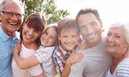 Familia feliz por el cubrimiento de medicina prepagada