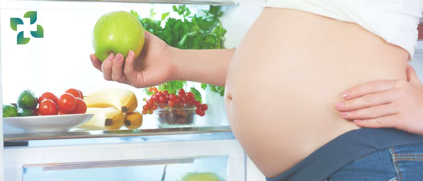 Mujer embarazada comiendo sano